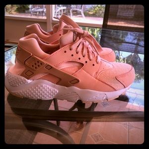 Pink Huarache Nike sneakers 5.5 Y